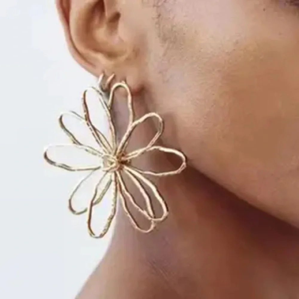 NWT. Zara Golden Engraved Flower Maxi Earrings. - Picture 2 of 7